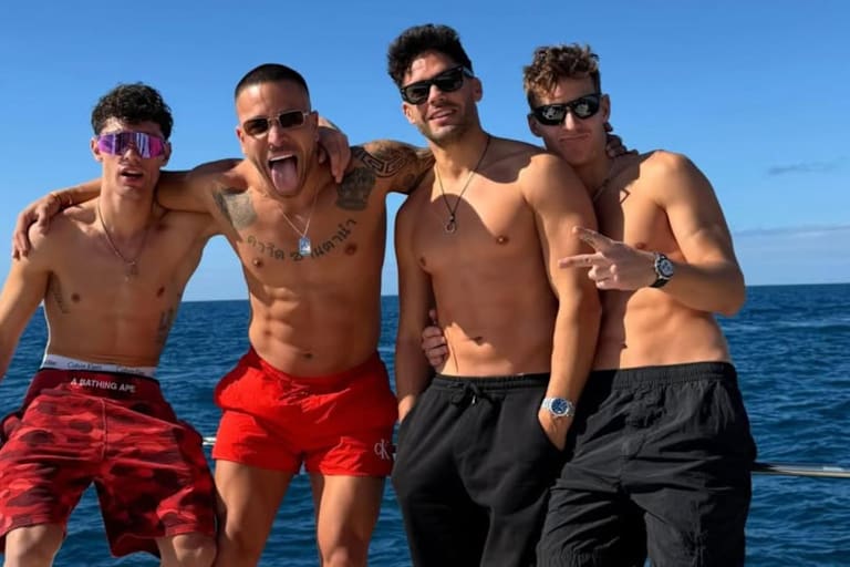 Tony Arbolino (links) und Fabio Quartararo (rechts) mit Freunden