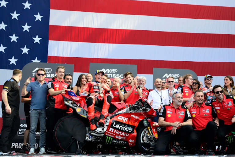 CEO Domenicali (im weißen Hemd) setzt mit Liberty Media auf den US-Markt