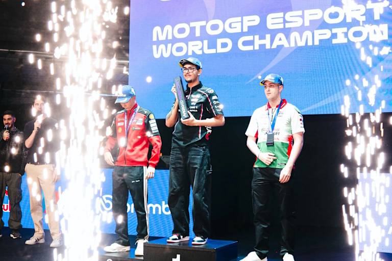 Das Podium der MotoGP-eSport-Weltmeisterschaft 2025 mit Champion Turrisi