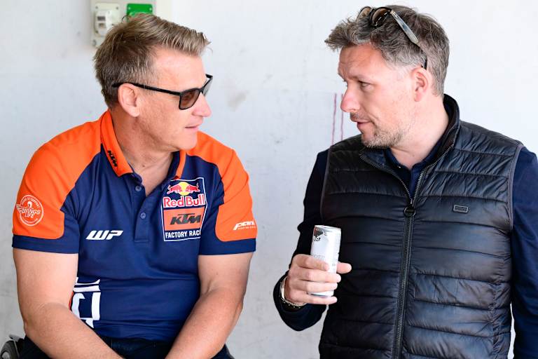 Richard Coleman (Tech3) im Gespräch mit KTM-Rennsportchef Pit Beirer (li.)