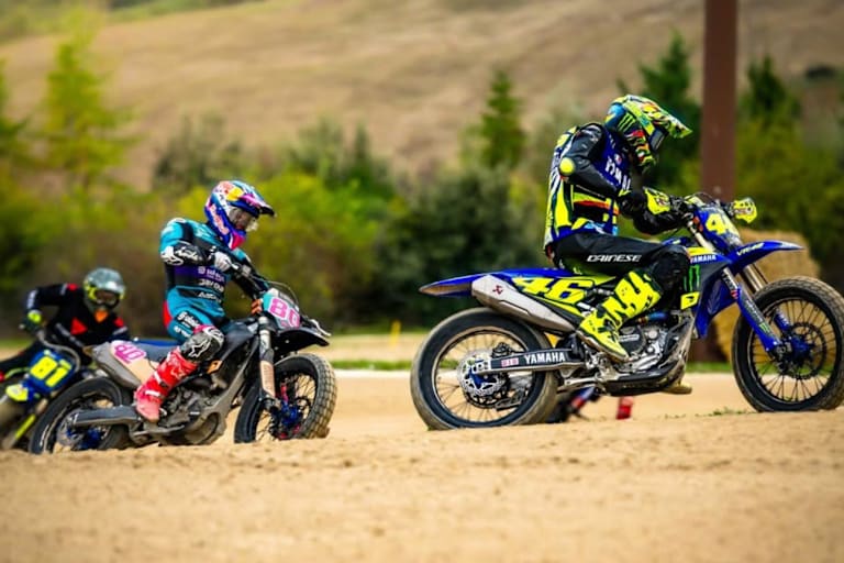 David Alonso hinter Altmeister Valentino Rossi