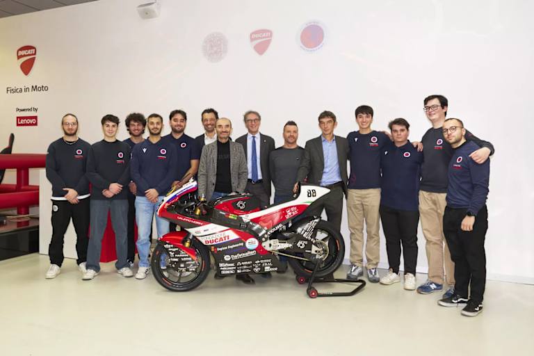 Das Team von UniBo Motorsport mit Ducati-CEO Claudio Domenicali