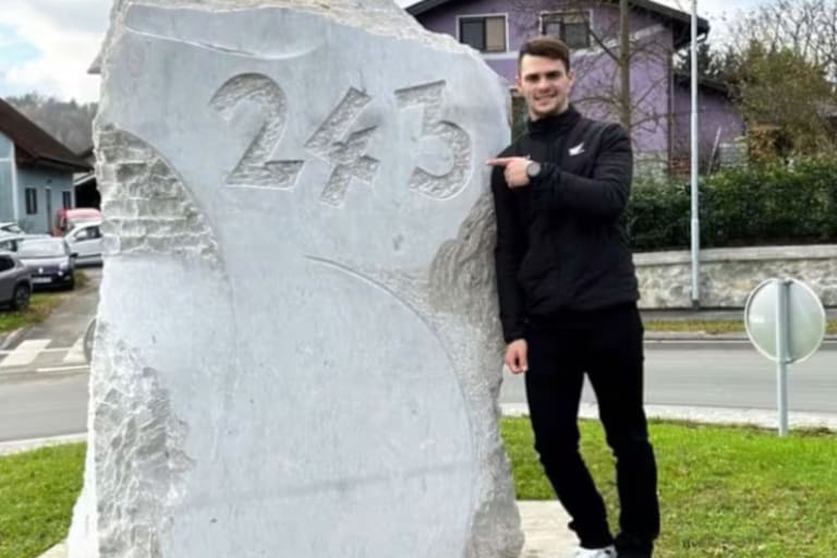 Tim Gajser mit seinem Denkmal