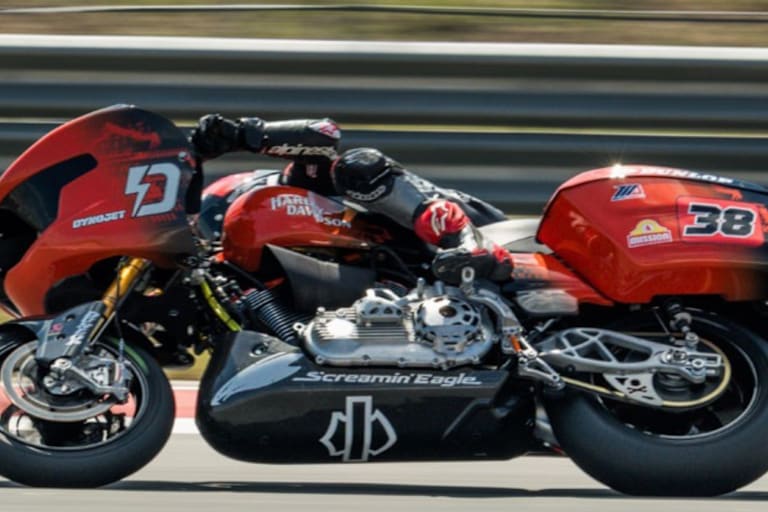 Ex-MotoGP-Pilot Bradley Smith hat Spaß mit seinem Bagger