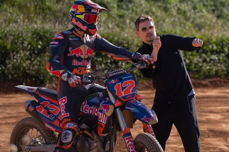 Auch Offroad: Performance Coach Lorenzo gibt Vinales gezielte Anweisungen