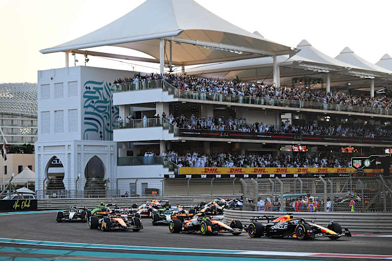 Kurz nach dem Start zum Abu Dhabi-GP: Max Verstappen in Führung