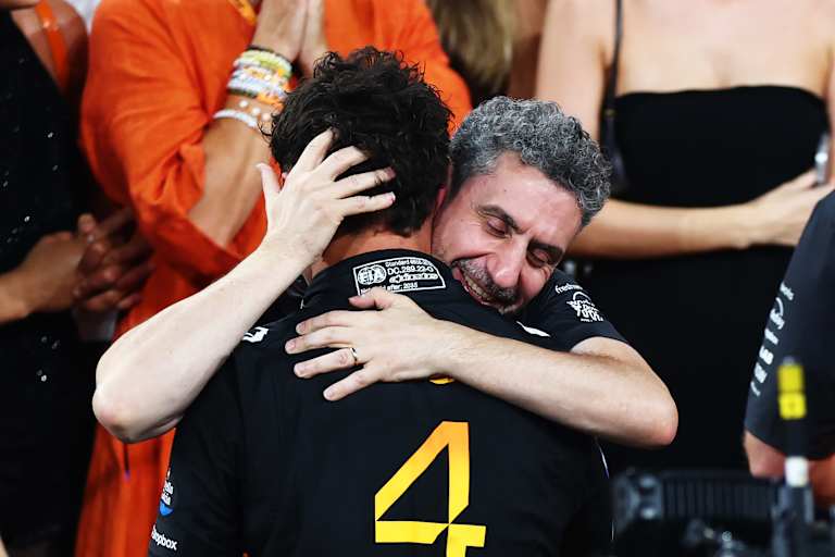 Andrea Stella schliesst Lando Norris in die Arme