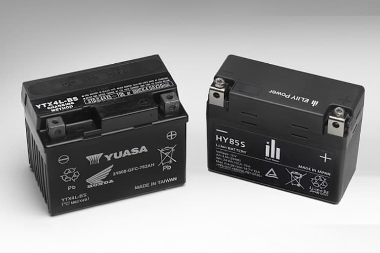 Die Lithiumbatterie (rechts) ist so leicht, dass deren Platzierung für den Schwerpunkt und das Handling von untergeordneter Bedeutung ist