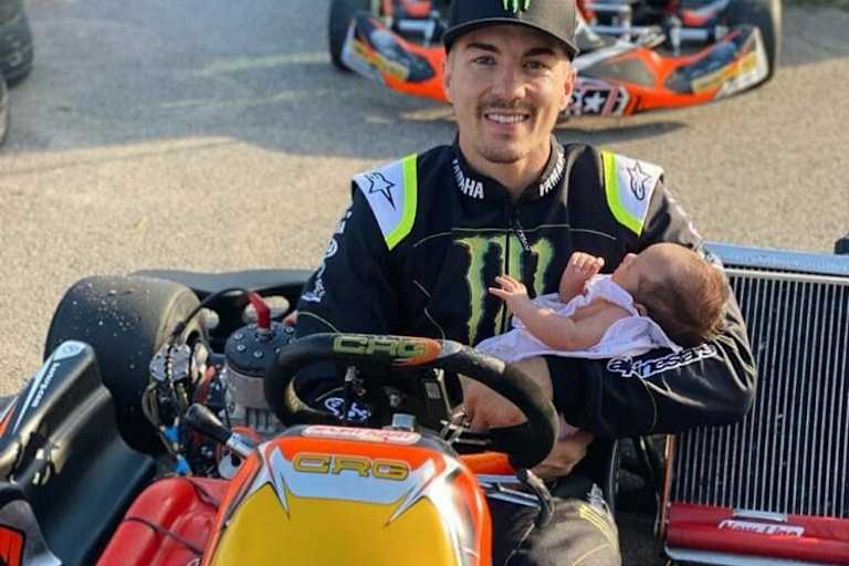 Maverick Viñales mit Töchterchen Nina