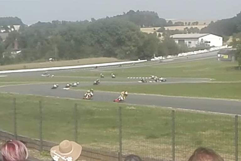 Jan-Ole-Jähnig (vorne) stürzte und wurde überfahren