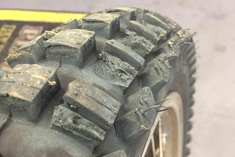 Der lädierte Hinterreifen von Smolinski