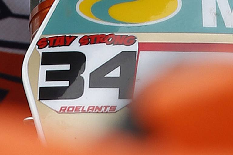 Die Fahrerkollegen unterstützen Joël Roelants: das Bike von Antonio Cairoli