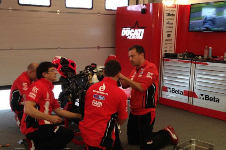 In der Box von Ducati Alstare wird mit Hochdruck an Carlos Checas Bike gearbeitet