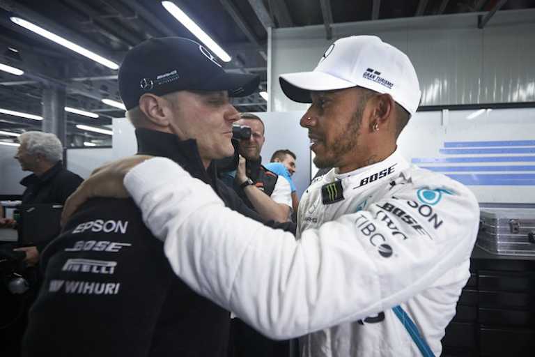 Valtteri Bottas wurde nach seinem bitteren Ausfall auch von Sieger Lewis Hamilton getröstet