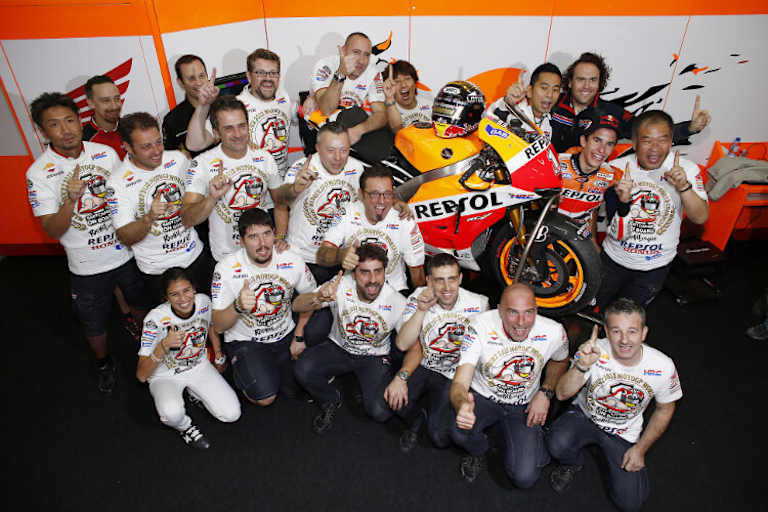 Grund zur Freude: Titelfeier mit dem Repsol-Honda-Team