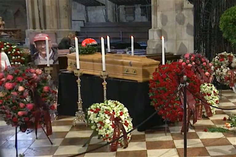 Die Menschen können bis 12.00 Uhr von der Rennlegende Abschied nehmen