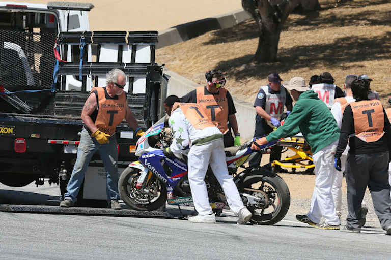 Das lädierte Bike von Alex Lowes wird abtransportiert