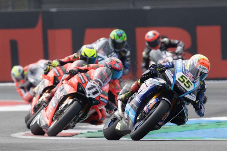 Andrea Locatelli (vorne) gewann in Assen – hier vor Nicolo Bulega