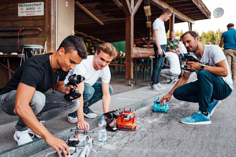 Rasantes Rennen mit ferngesteuerten Autos auf einer Miniaturrennstrecke 