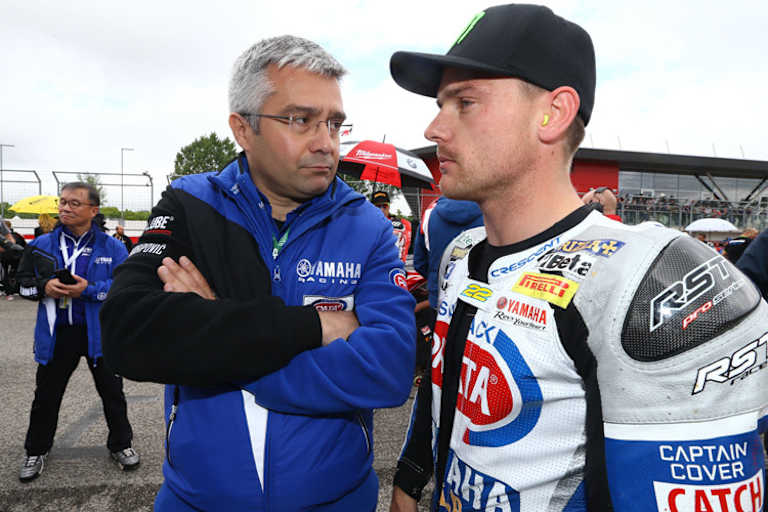 Yamaha-Manager Andrea Dosoli (li.) mit Alex Lowes
