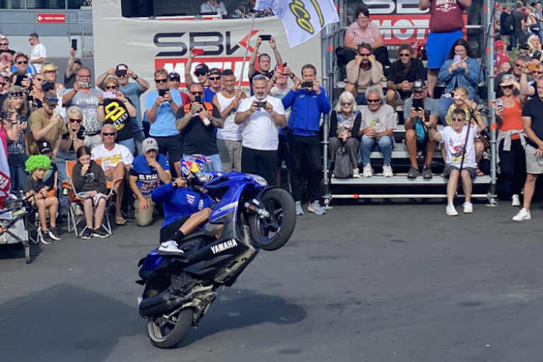 Die Fans in Donington bekamen eine einmalige Stunt-Show geboten