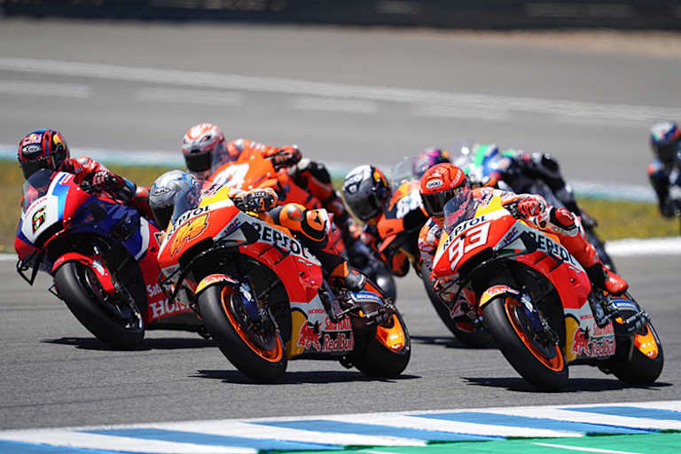 Jerez-GP 2021: Bradl (6) im Rennen neben dem Repsol-Duo Espargaró (44) und Márquez (93)