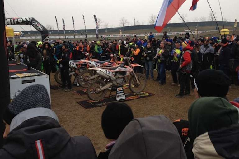  Die Sarholz-KTM bei der Zeremonie neben den Werks-Bikes von Cairoli und Prado