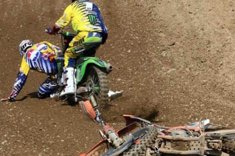 Jordi Tixier springt auf den am Boden liegenden Jeffrey Herlings