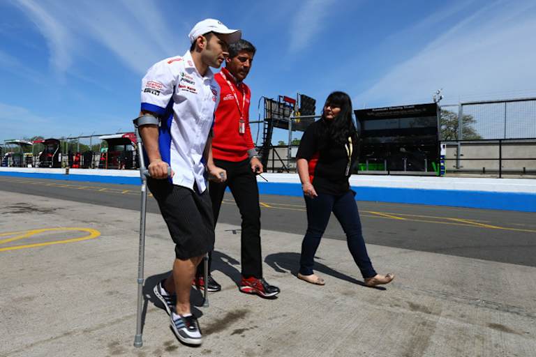 2013 musste Leon Haslam lange an Krücken gehen