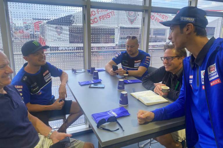 Links Niall und Tarran Mackenzie, rechts Toprak Razgatlioglu mit dem SPEEDWEEK-Redakteur