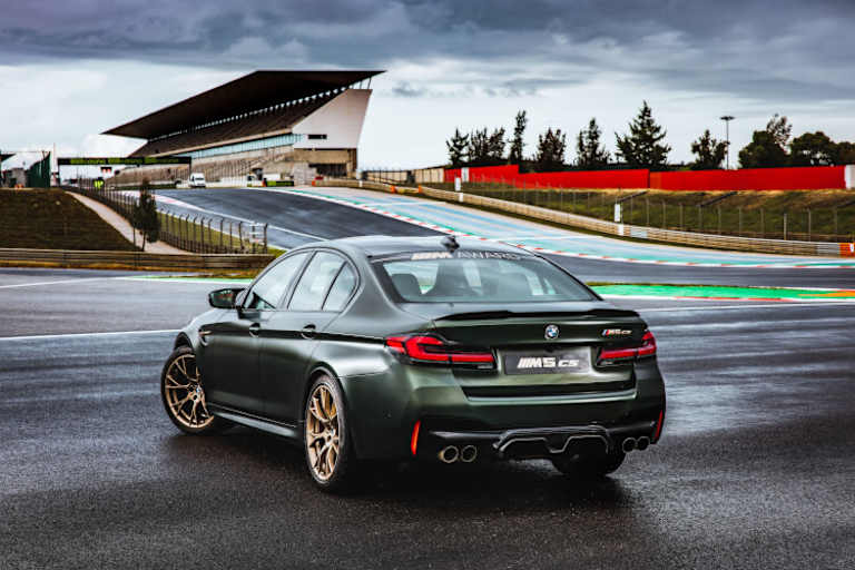 Die Heckansicht des BMW M5 CS 