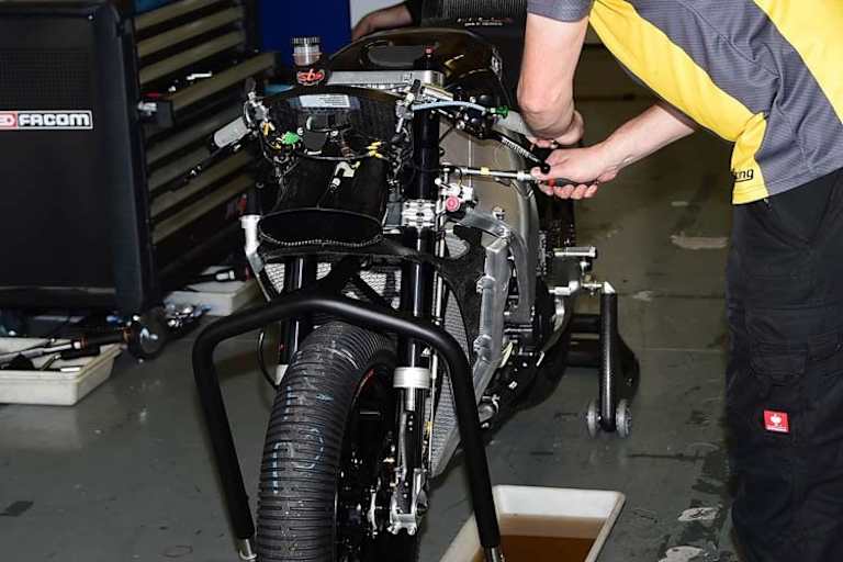 Das neue Arbeitsgerät von Lüthi in der Derendinger-Interwetten-Box