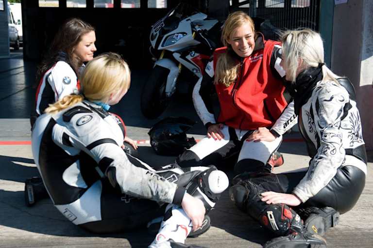 Sabine Holbrook (2.v.r.): Instruktion und Leitung eines Workshops