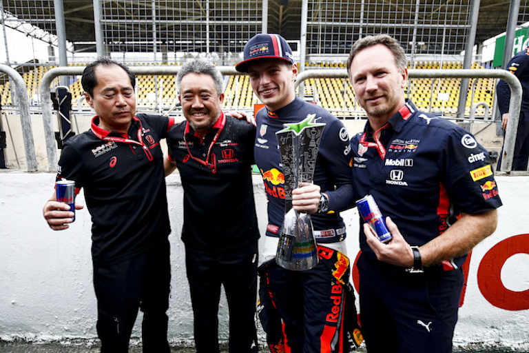 Christian Horner (rechts) feiert den Sieg von Max Verstappen