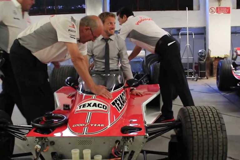 Jenson Button im McLaren M23 von James Hunt