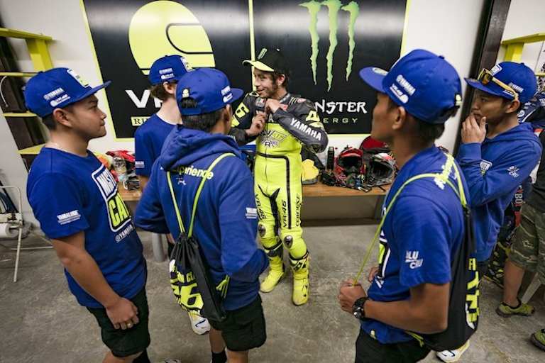 Die Nachwuchsfahrer hörten dem neunfachen Weltmeister aufmerksam zu 