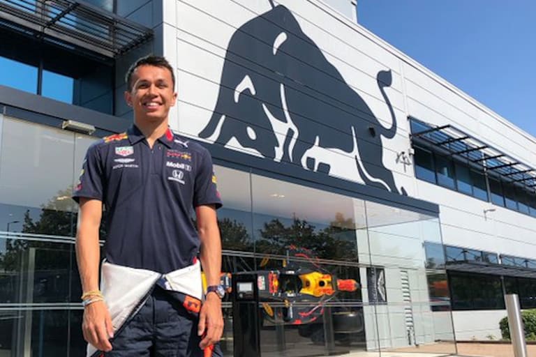 Albon vor dem Rennwagenwerk in Milton Keynes