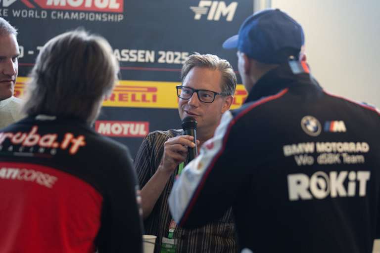 Von links: Nicolo Bulega, SPEEDWEEK.com-Chefredakteur Ivo Schützbach und Toprak Razgatlioglu