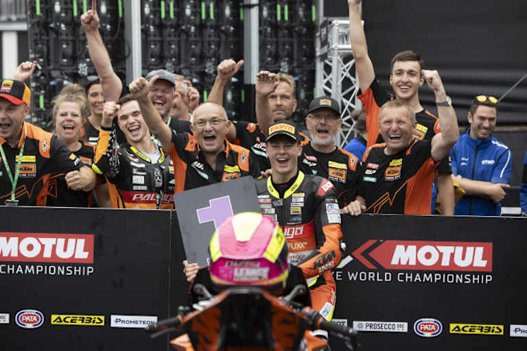 Jubel im Team Freudenberg KTM Paligo über den Sieg von Lehmann