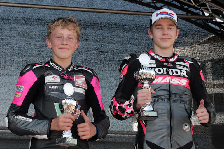 Loris Schönrock (rechts) feierte einen Doppelsieg vor Jona Eisenkolb in der Moto3-Wertung