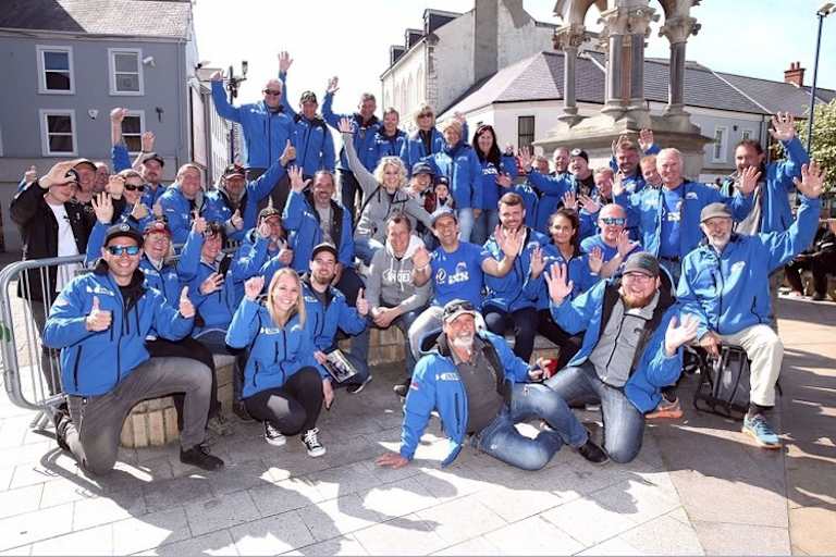Gruppenbild der Fanreise vor einem Jahr: Da macht niemand einen gelangweilten Eindruck