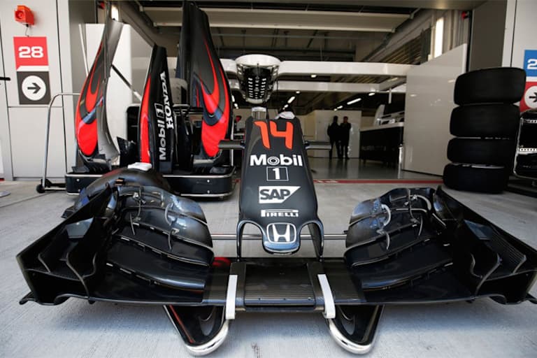 Ein Frontflügel besteht aus gut 200 Einzelteilen!