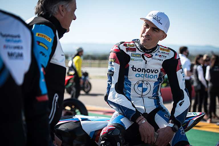 Loris Baz mit Bonovo-Teammanager Michael Galinski