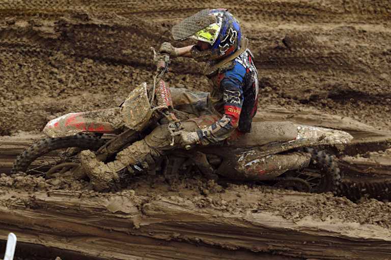 Max Nagl im Tiefschlamm von Sevlievo