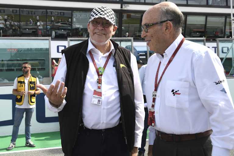 Marc van der Straaten (li.) mit Dorna-Boss Carmelo Ezpeleta