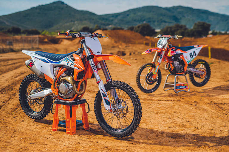 Zwei der neuen KTM-Bikes