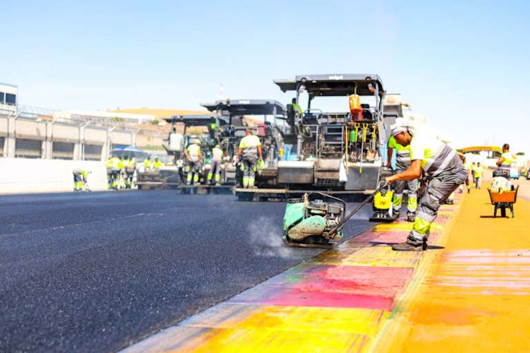 75.000 qm wurden frisch asphaltiert