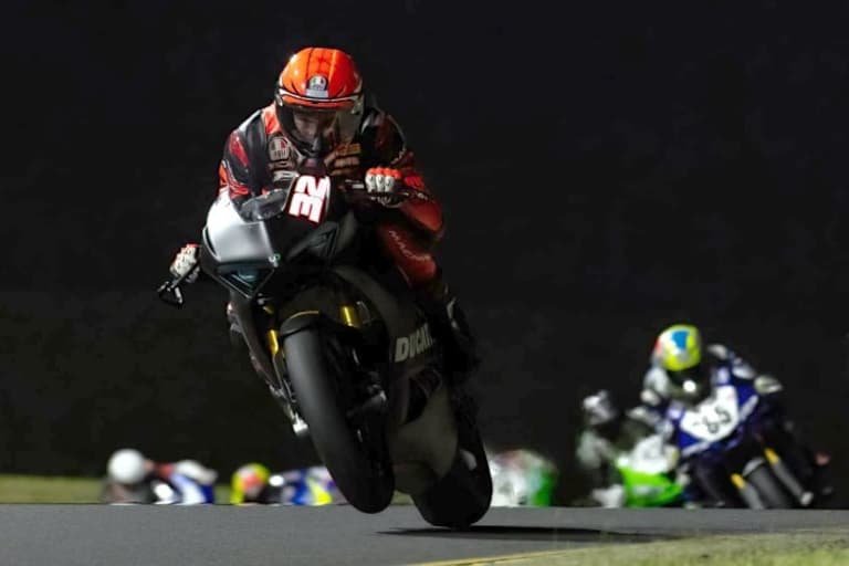 Oli Bayliss auf der Ducati 955 V2