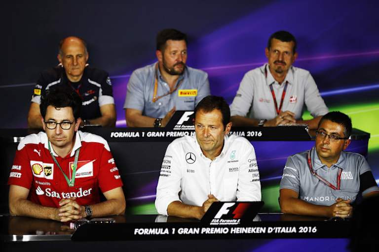 Luca Furbatto (vorne rechts) mit seinen Technikerkollegen