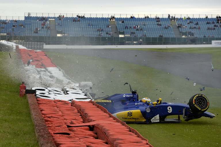 Crash von Marcus Ericsson in England: Gut zu erkennen – die Werbematten vor dem Reifenstapel
